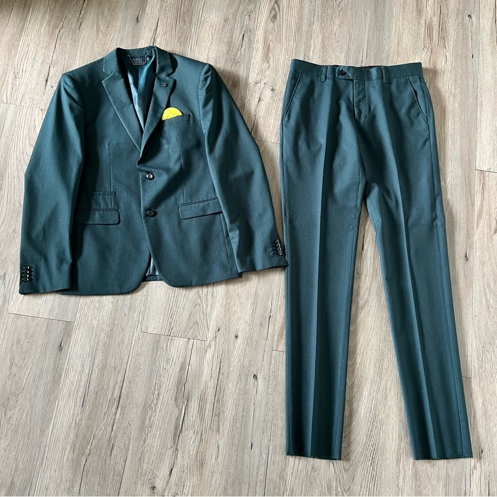 Elegant Green Two-Piece Suit with Notch Lapel